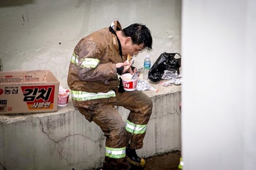 韓国で最も尊敬されている職業は消防士だという。（写真＝中央フォト）