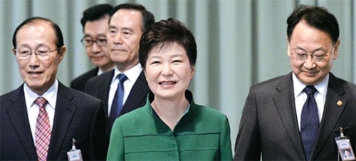 朴大統領は１１日午前、国務会議を主宰した席で「関係部処は従来の対北制裁の隙を埋める実効性ある対北制裁措置が盛り込まれた国連安保理新規決議が速やかに採択されるよう努力してほしい」と強調した。左から李元鐘（イ・ウォンジョン）大統領秘書室長、朴興烈（パク・ フンリョル）警護室長、朴大統領、柳一鎬（ユ・イルホ）経済副首相。（青瓦台写真記者団）