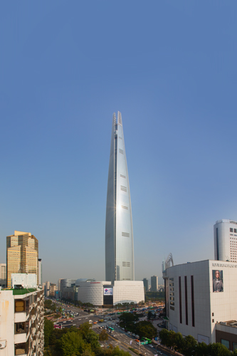 １２月末に予定されている完工、行政手続きを終えると、「ロッテワールドタワー」は地上５５５ｍ、１２３階の建物として、韓国内ではもっとも高く、世界でも６番目の高さを誇る建造物に認定されることになります。