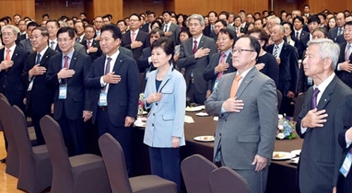 朴大統領が１３日午後、青瓦台迎賓館で開かれた「民主平和統一海外諮問委員との統一対話」に出席し、国旗に敬礼している。（写真＝青瓦台写真記者団）