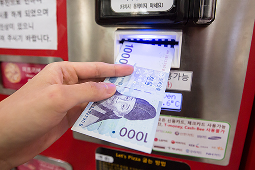 まずはお金を投入！この自動販売機では、１，０００ウォン札と５，０００ウォン札、５００ウォン硬貨、韓国の銀行のキャッシュカード（即時決済機能付き）や韓国のクレジットカードが使用可能です。