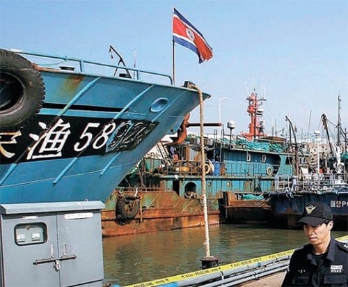 １８日、違法操業で韓国海洋警察に拿捕されて仁川海洋警備安全署の専用埠頭に入ってきた中国漁船。船には五星紅旗の代わりに北朝鮮の国旗が立てられていた。（写真＝仁川海洋警備安全署）