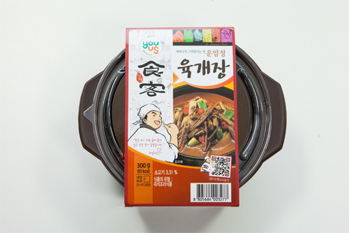 １人飯をする人も増えています。コンビニ「ＧＳ２５」では、「ユッケジャン（牛肉のピリ辛スープ、３，０００ウォン）」など、１人用のレトルト食品が人気。