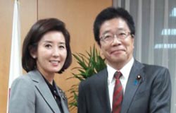 東京で会った羅卿ウォン（ナ・ギョンウォン）議員（左）と加藤１億総活躍担当相。