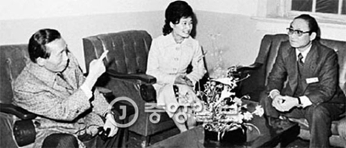 １９７６年のある日夜、当時の朴正熙（パク・ジョンヒ）大統領が大韓救国宣教団の夜間診療センターを訪ね、崔太敏（チェ・テミン）宣教団総裁（右）と対話している。真ん中は当時の宣教団名誉総裁の朴槿恵（パク・クネ）大統領。（中央フォト）