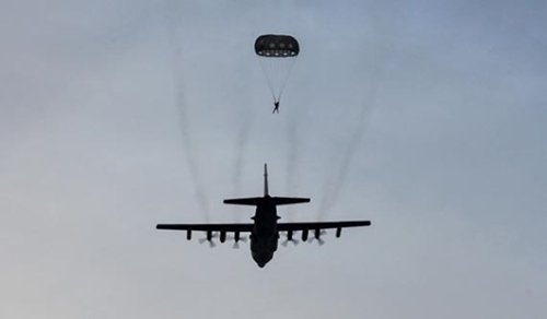 米国空軍の特殊部隊員が落下傘を利用して仮想の敵陣に潜入している。（写真提供＝米国防総省）