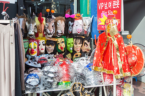 １０月３１日はハロウィン。外国人が集まり毎年大混雑する梨泰院（イテウォン）では、マスクや仮装用衣装などのハロウィングッズがすでにあちこちで販売されています。