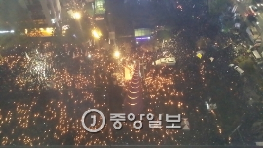２９日にソウル・清渓広場で、「朴槿恵大統領下野」を要求するろうそく集会が開かれた。