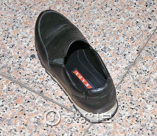 崔順実氏が検察庁舎に入る過程で脱げたプラダの靴。新製品ではなくクラシックなデザインで、国内では７０万ウォン（約６万円）台で販売されている。