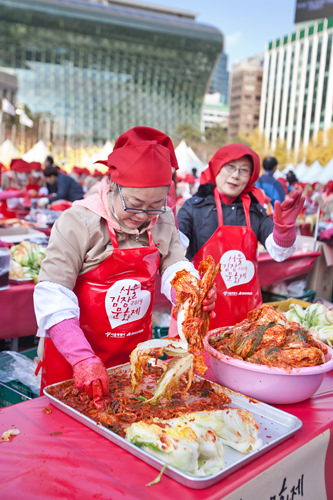 明洞からも程近いソウル広場では、１１月４日～６日まで「第３回　ソウルキムジャン文化祭」が開催され、キムチ販売も行なわれる予定です。今の時期に渡韓予定の人は、韓国の秋冬の風物詩を満喫できそうですね。（写真は２０１４年度のキムジャン文化祭の様子）