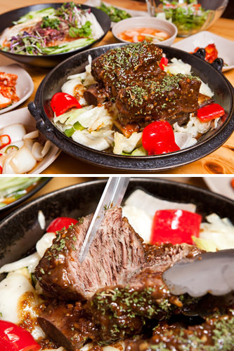  三清洞（サムチョンドン）にある「プッマッコル」も、「ビブグルマン」に選定された創作韓国料理店。看板メニューの「旧石器カルビ」は、２５ｃｍ前後の大きな骨付きカルビで、韓国の各種テレビ番組でも紹介されました。
