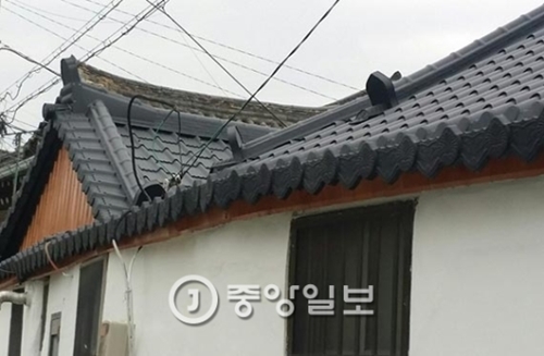 慶尚北道慶州市皇南洞の韓屋村にあるトタン瓦屋根。トタンを瓦の形に加工してある。