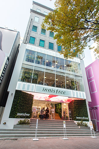 済州島（チェジュド）の自然を主成分とするコスメで人気の「ｉｎｎｉｓｆｒｅｅ（イニスフリー）」からは、今月１日、ブランド体験館が登場。商品販売コーナーの他、オリジナルＶＲゾーンや、済州島で採れた食材を味わえるカフェなど見どころ満載です。進化し続ける激戦区・明洞から、今後も目が離せません。