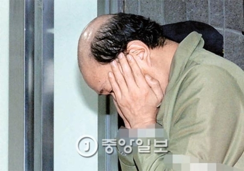 チャ・ウンテク容疑者が１０日午前、取り調べを受けるために護送車から降りてソウル中央地検に入ろうとしている。