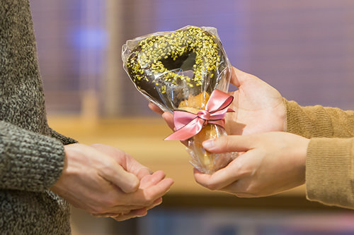 ベーカリーチェーン「ＰＡＲＩＳ　ＢＡＧＵＥＴＴＥ（パリバゲット）」では、可愛らしいハート型のチョコバゲット「ラブラブ」（２，０００ウォン）をはじめ、恋人にプレゼントするのにぴったりの期間限定商品を発売。