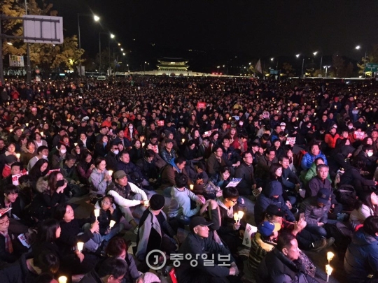 市民らがろうそくを手に光化門広場に集まっている。