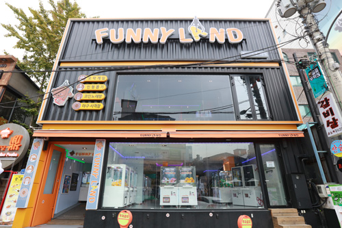 最近韓国ではＵＦＯキャッチャーが人気再燃のきざし。一時ほとんど見かけなくなったゲームセンターですが、近年のキャラクター商品人気に伴い、中にはＵＦＯキャッチャーコーナーを充実させるゲームセンターも登場しています。弘大（ホンデ）の「ＦＵＮＮＹ　ＬＡＮＤ」は、ワンフロアすべてがＵＦＯキャッチャー！