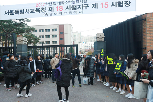 今日は韓国の大学修学能力試験、通称「修能（スヌン）」。日本でいう大学入試センター試験にあたり、約６０万人の高校３年生が試験に挑みます。「修能冷え（スヌンチュウィ）」という言葉があるほど、毎年冷え込む修能当日ですが、今年は零度を下回ることはなく、例年より暖かい朝を迎えました。