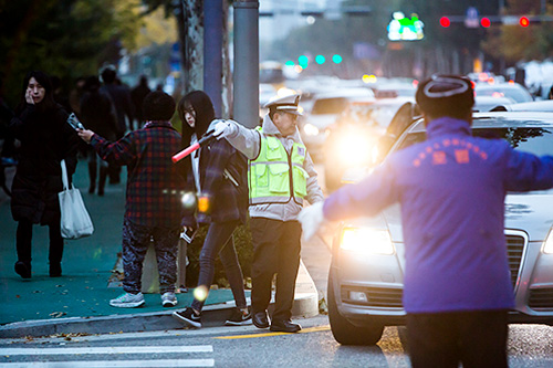 周辺の幹線道路では交通規制が行なわれていました。公共交通機関は朝の本数を増便、一部企業では出勤時間を１０時に変更するなどの処置もとられたそう。大学進学率がＯＥＣＤ加盟国中１位、超学歴社会といわれる韓国ならでは。