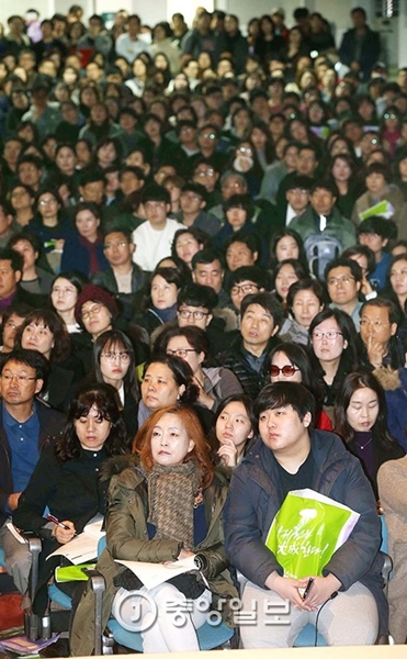 ２０日、ソウル梨花女子大講堂で「２０１７学年度大学入試説明会」が韓国の大手予備校「大成学院」の主催で開催された。受験生とその保護者が真剣な眼差しで講師の説明に耳を傾けている。