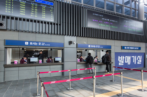 ＳＲＴ水西駅－釜山駅間の移動時間は約２時間４０分。片道運賃は、水西－釜山５２，６００ウォン（一般室基準）とＫＴＸの運賃より平均約１０％引き下げられました。