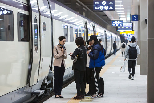 ソウルの始終着駅であるＳＲＴ水西駅は中心部から離れた住宅地に位置していますが、江南エリア－地方間の移動には向いています。正式開通後は、ソウルから釜山・木浦（モッポ）方面への鉄道運行本数が４０％前後増加し、週末に座席の確保が難しかった状況も改善される見込みです。
