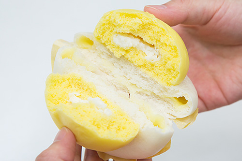 黄身部分にはクリームチーズ、白身部分にはカスタードクリームが入っており、一度で二度美味しい構造になっています。