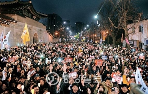 写真 韓国ろうそく集会 青瓦台に向かう道 Joongang Ilbo 中央日報