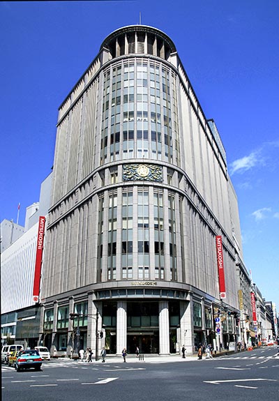 ２００４年にオープンした三越百貨店日本橋本店新館。