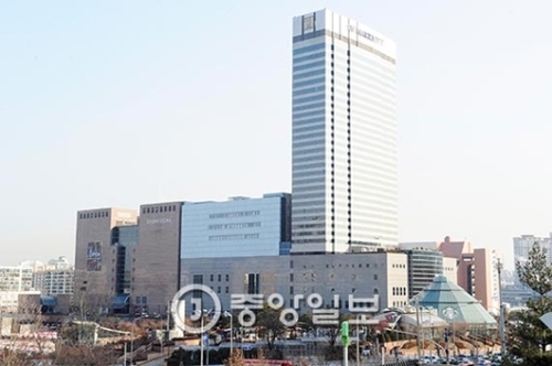 韓国の百貨店の規模競争が盛んだ。８月に拡張しソウル市内最大の百貨店になった新世界江南店。（写真＝中央フォト）