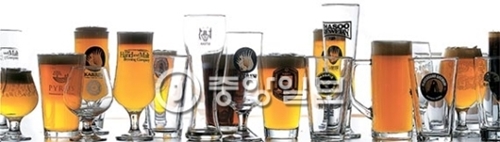 大企業寡占構造の韓国ビール業界に小規模クラフト企業等が飛び込んで活気づけている。各々、色と味が異なる韓国製クラフトビールと専用グラス。