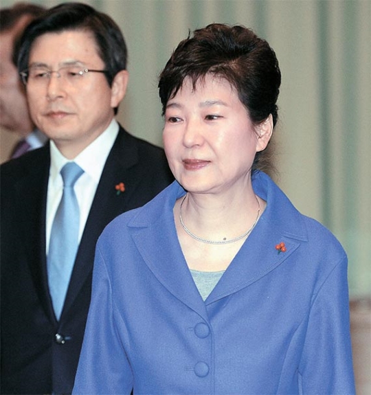 朴大統領と黄教安首相（右）（写真＝青瓦台写真記者団）