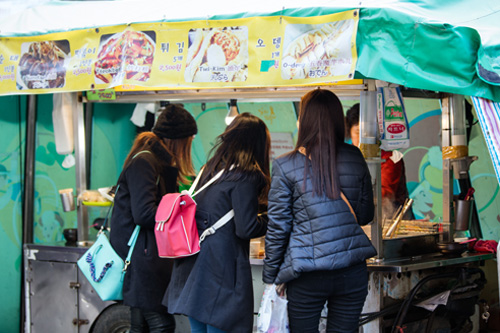 韓国おでんやトッポッキなど、定番の屋台グルメは今がシーズン！寒空の下で食べる暖かいおでんのスープは、格別です。