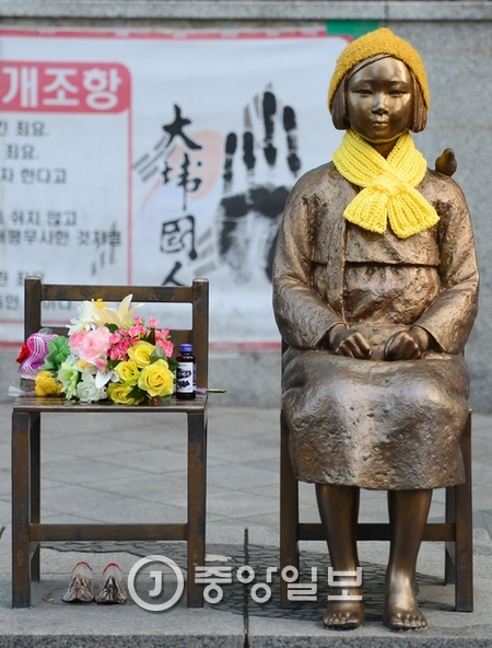 慰安婦像の「平和の少女像」