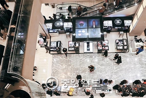 ２５日のソウルのある百貨店。顧客が少なく閑散としている。不況にクリスマスが日曜日と重なり流通業界から年末特需が消えた。