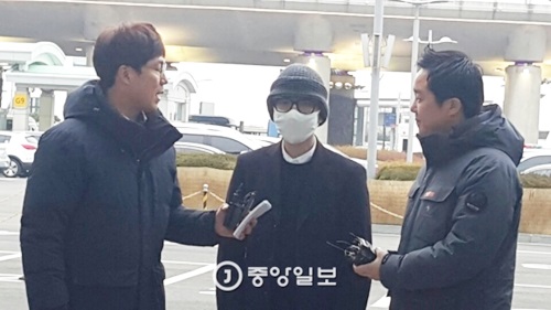 大韓航空機の機内で暴れたイム氏が２６日午前、永宗島仁川国際空港警察隊に出席している。仁川国際空港警察隊は２１日、航空保安法違反と暴行の疑惑でイム氏（３４）を不拘束立件した。