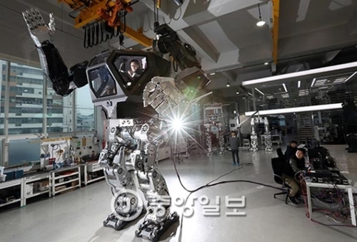 韓国未来技術が開発した人体感応型ロボット「メソッド－２」。