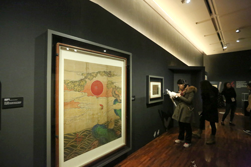 ２部の「五徳を抱く」では、朝鮮時代（１３９２～１９１０年）に文・武・勇・仁・信の五徳を併せ持つ動物とされていた鶏を好んで描いた、朝鮮時代後期の画家・卞相壁（ビョン・サンビョク）の作品が紹介されています。