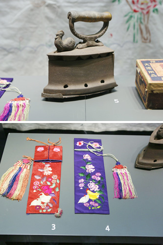 ３部「日常を共にする」では、素朴な鶏の装飾が付いたアイロンや、富と名声を意味する鶏と牡丹の刺繍があしらわれた箸入れなどが展示され、近代韓国のくらしの文化を身近に感じられます。