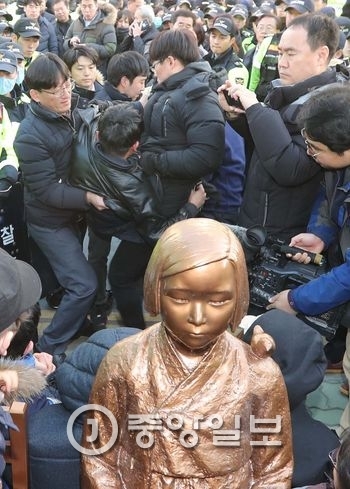 １２月２８日、駐釜山日本領事館前に少女像を設置しようとして市民団体と警察がもみ合いになっている様子。