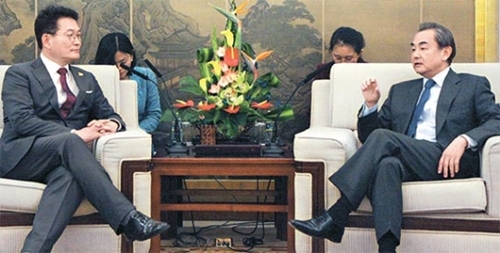 ４日午後、中国北京の外務省庁舎で王毅外相（右）と宋永吉（ソン・ヨンギル）共に民主党議員が対話している。（写真＝共同取材団）