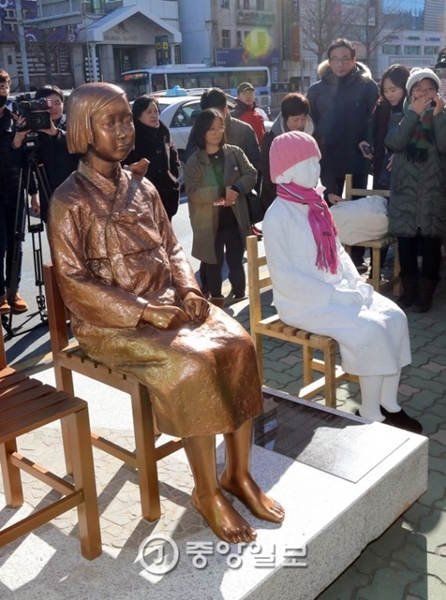 釜山に設置された平和の少女像