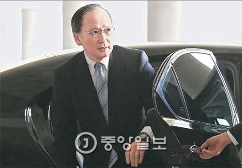 長嶺安政駐韓日本大使が９日、日本に帰国するために金浦（キンポ）空港に到着した。長嶺大使は「釜山少女像の設置は遺憾」と述べた。