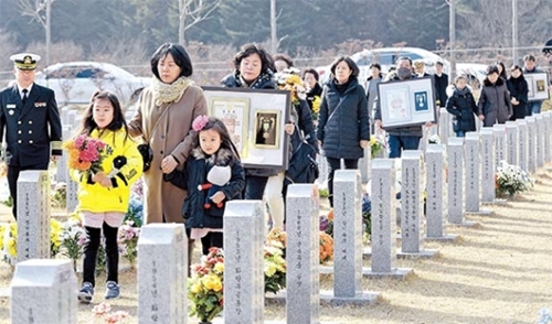 写真 ヘリコプター事故で殉職した４人に勲章 韓国 全羅南道 Joongang Ilbo 中央日報