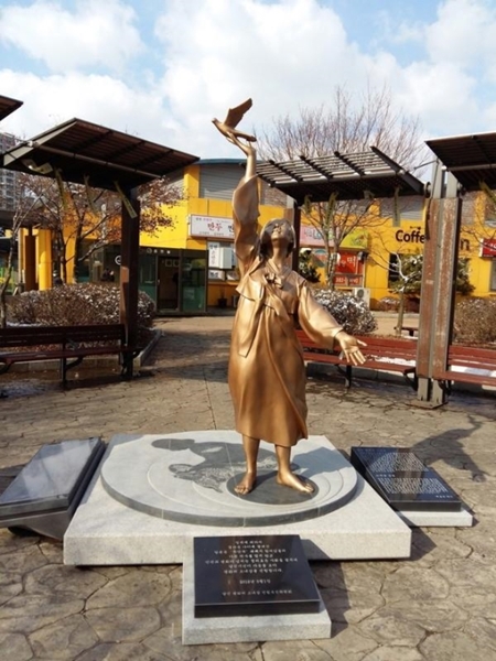 ２０１６年３月１日に忠清南道唐津（タンジン）に設置された平和の少女像