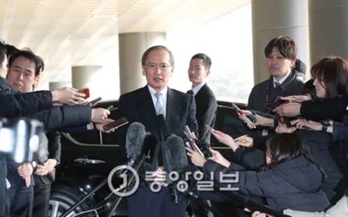 長嶺安政駐韓日本大使が９日午前に金浦空港で記者らの質問に答えている。日本政府は釜山総領事館前への少女像設置に対する遺憾を示し駐韓日本総領事と駐韓日本大使を一時帰国させた。