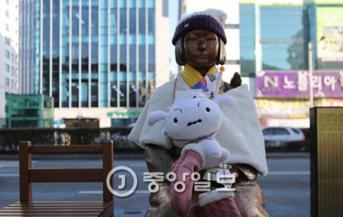 釜山東区日本総領事館前の釜山（プサン）「平和の少女像」。