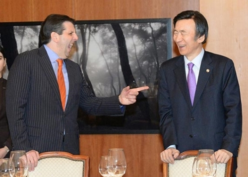 尹炳世長官（右）が１８日、帰任するリッパート大使のために外交部長官公館で韓国料理による送別晩餐会を開いた。（写真＝韓国外交部）