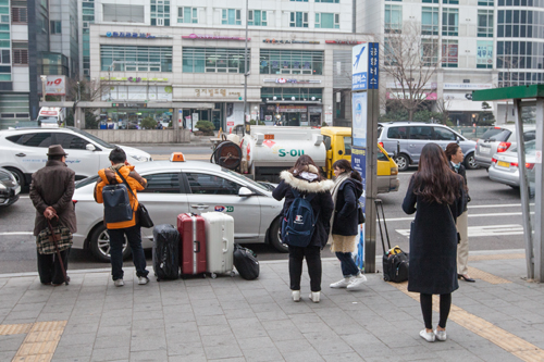 なお、街中の空港リムジンバス停留所から現金払いで乗車する場合には、対象路線でも割引は適用されないのでご注意ください。韓国旅行で高級空港リムジンバスをご利用の際は、地下鉄駅やコンビニで販売されているＴ－ｍｏｎｅｙカードをあらかじめ用意しておくことをおすすめします。
