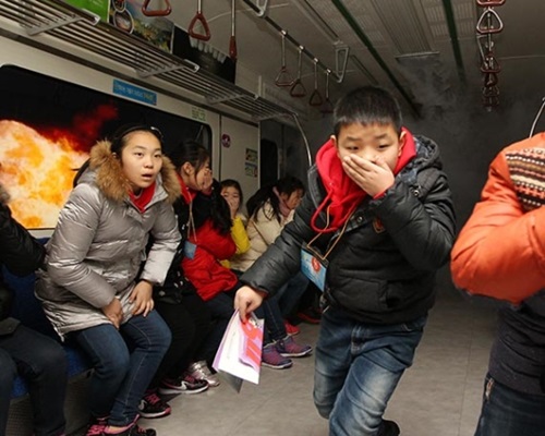 修学旅行団が地下鉄火災の脱出方法を体験して、応急処置要領などを学んでいる。